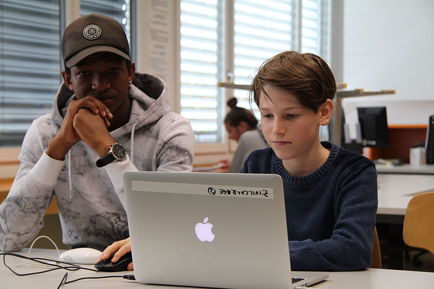 Zwei Schüler arbeiten am Laptop am Schnitt ihres Films