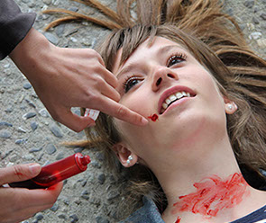 Maske für den Tatort-Krimi: Filmblut wird einer Darstellerin aufgetragen