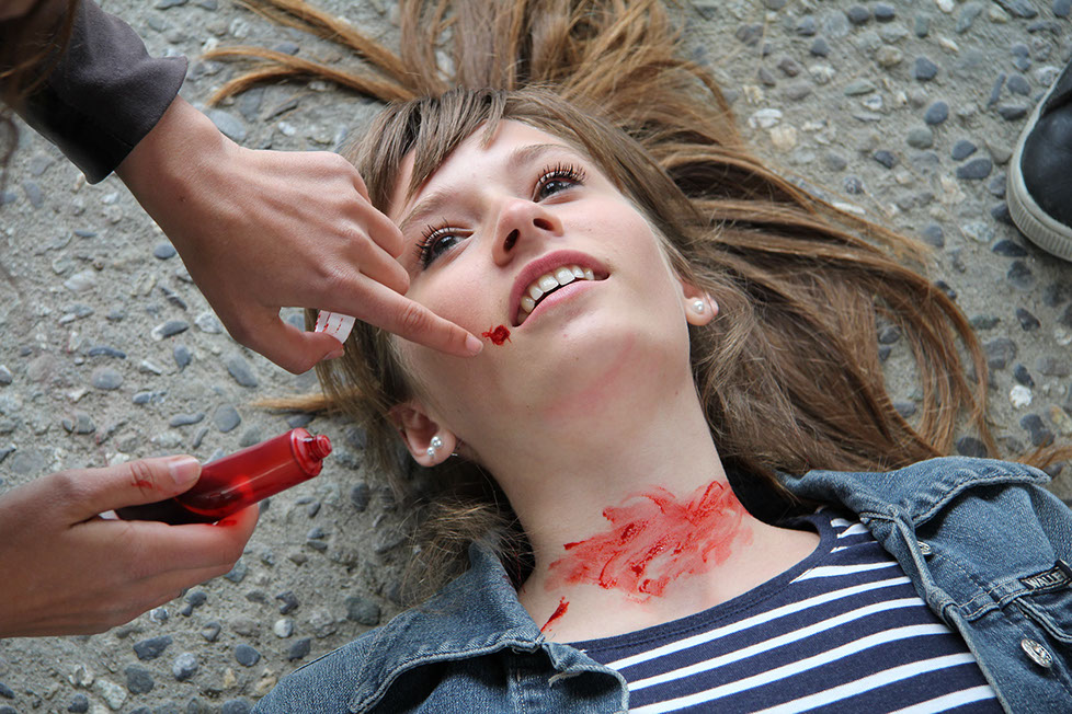 Spezialeffekt-Maske: Darstellerin mit Filmblut liegt für eine Tatort-Szene am Boden
