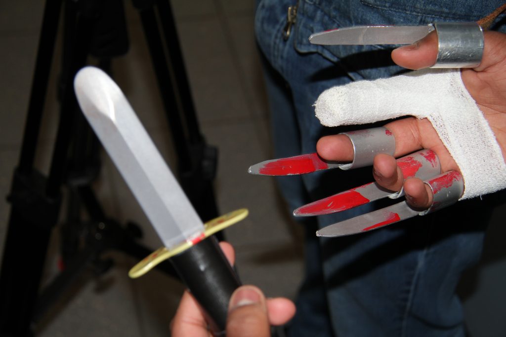 Requisiten für den Krimi: Messer und Fingerklingen mit Filmblut