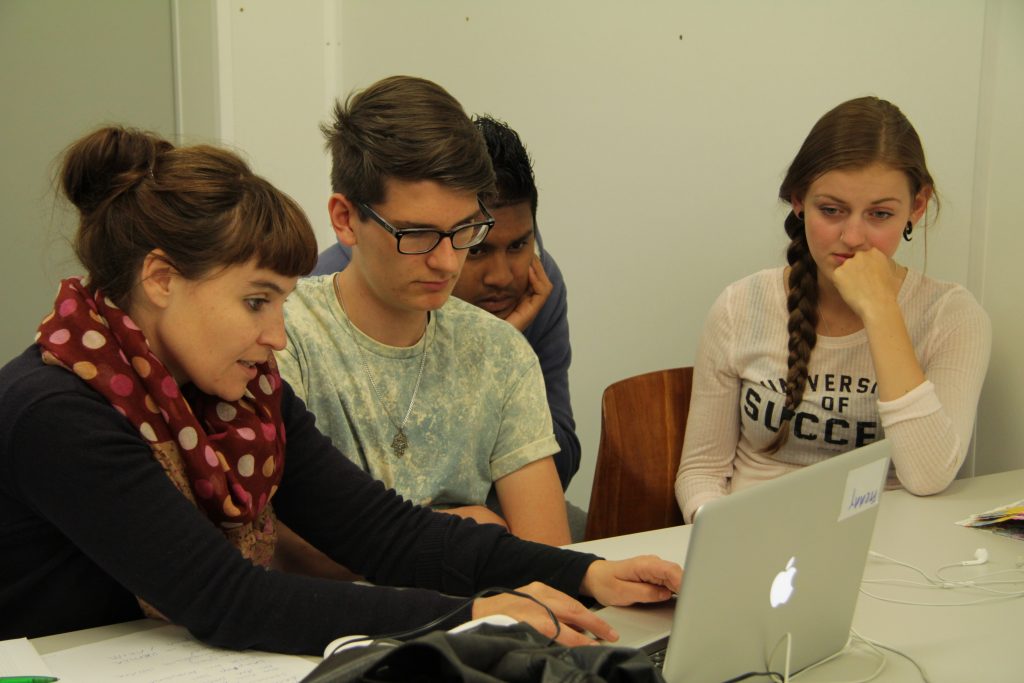 Gemeinsame Besprechung des Filmschnitts am Laptop