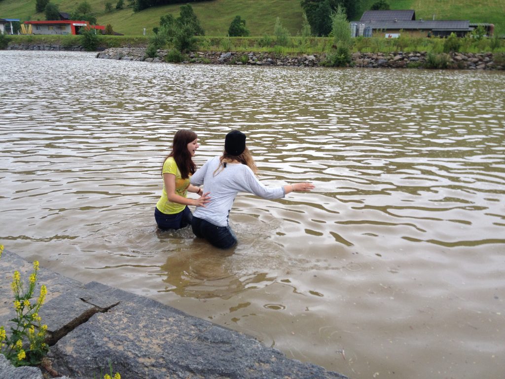 Dreh im Wasser: Zwei Darstellerinnen spielen eine Szene im See